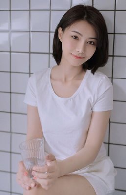 浴室美女短发美腿苗条身材惹火诱人写真集