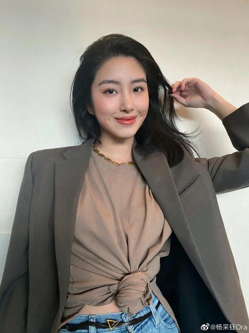 当杨采钰努力营业后,我追的美妆博主又多一位